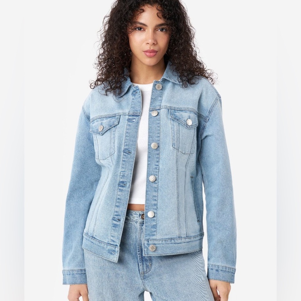 Seven7 Denim Trucker Jacket. Size Large. Wembley Wash.  Stretch. POCKETS!  EUC